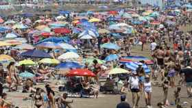 La ola de calor obliga a decretar la alerta sanitaria, en la imagen una vista de las playas este fin de semana.