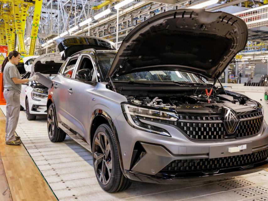 Una operaria lleva a cabo la calibración electrónica del nuevo Austral de Renault en la factoría de Palencia.