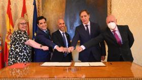 Firma del convenio de colaboración entre el Ayuntamiento y la USAL