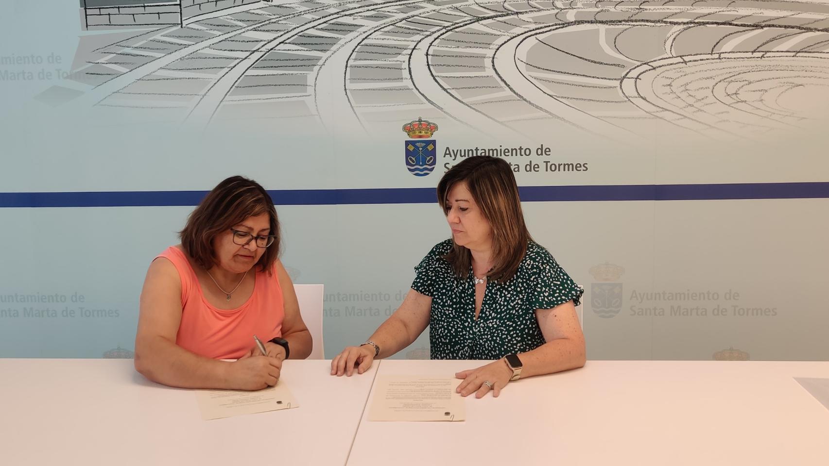 la concejala de Mayores, Esther Casado, firma el convenio