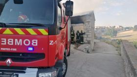 Los Bomberos de la Diputación de Valladolid, en una intervención ayer en otro incendio en Canalejas de Peñafiel