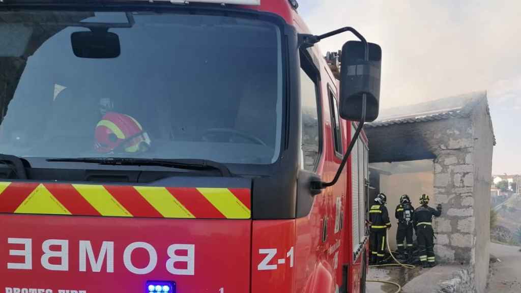 Los Bomberos de la Diputación de Valladolid, en una intervención ayer en otro incendio en Canalejas de Peñafiel
