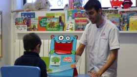 Imagen del logopeda David García enseñando a un niño en la clínica