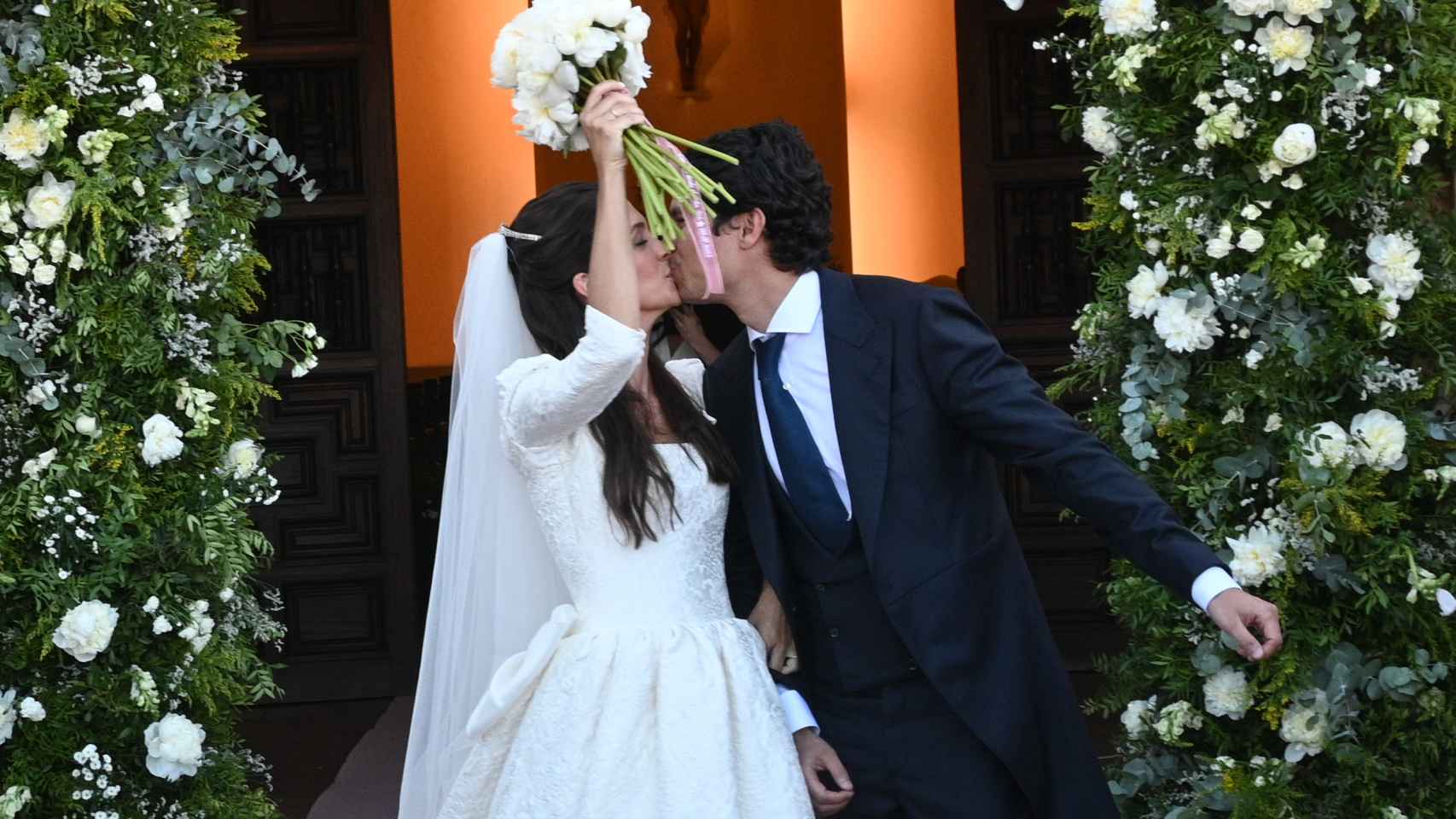 Cristina Fernández y Álvaro Castillejo intercambiándose un romántico beso tras darse el 'sí, quiero'.