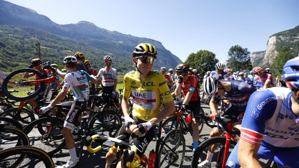 El pelotón del Tour de Francia detenido debido a una manifestación