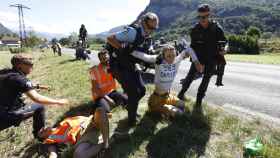 Una manifestación en plena carretera corta la 10ª etapa del Tour de Francia