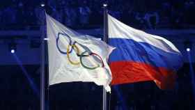 La bandera olímpica junto a la de Rusia