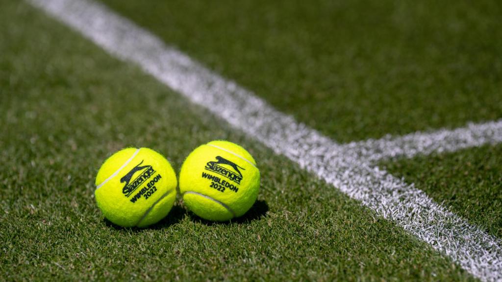 Imagen de Wimbledon con unas pelotas de tenis.