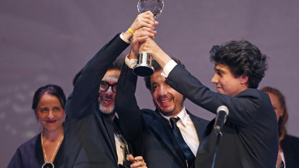 Javier Lafuente, Vito Sanz y Jonás Trueba recogiendo el premio en Karlovy Vary
