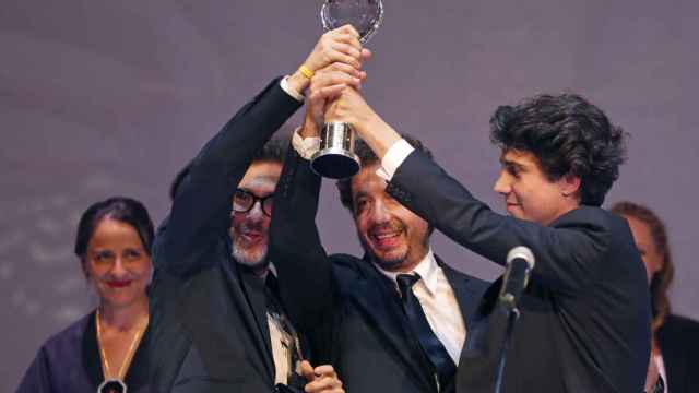 Javier Lafuente, Vito Sanz y Jonás Trueba recogiendo el premio en Karlovy Vary