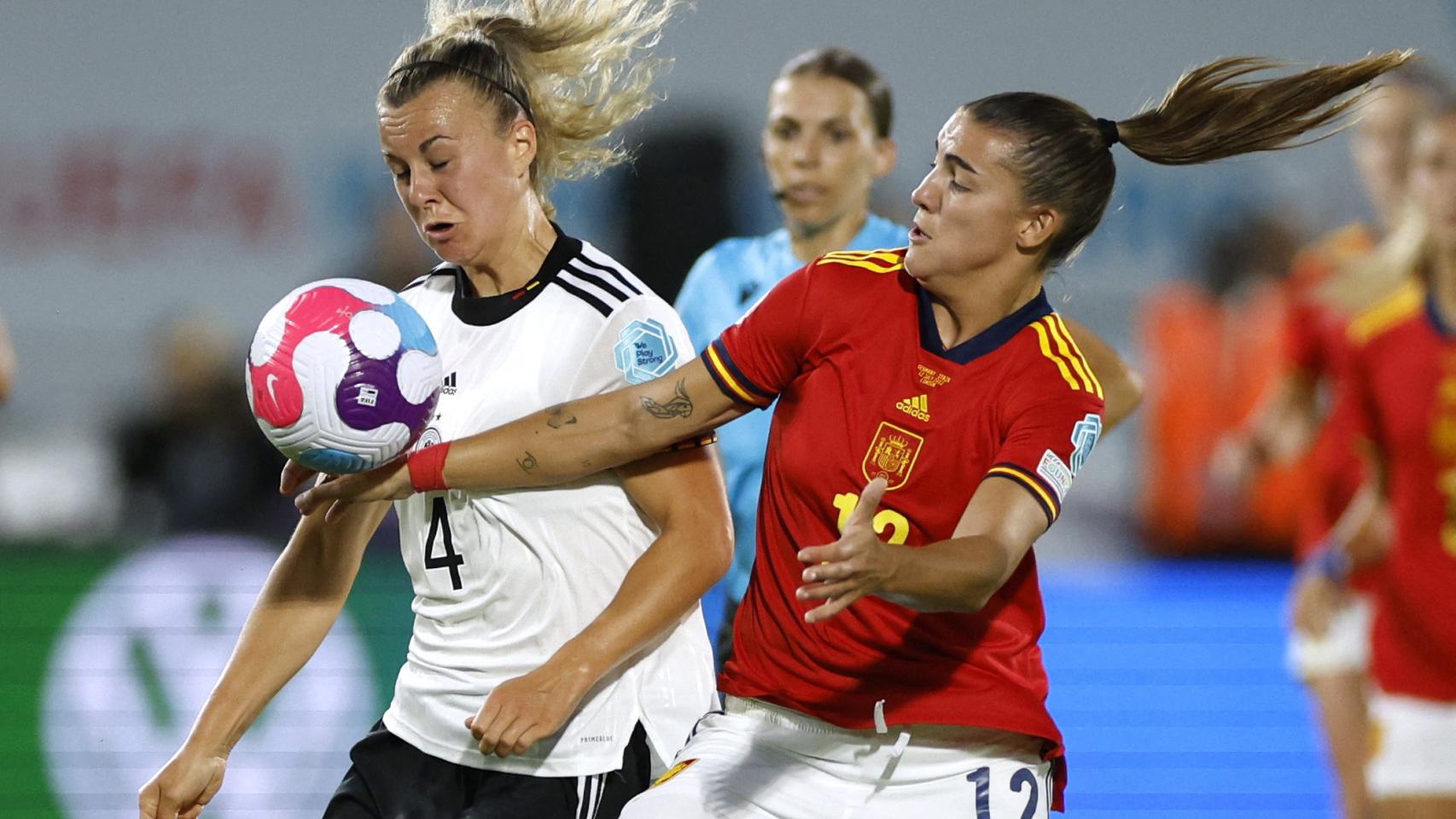 Patri Guijarro, en acción con Lena Lattwein durante el Alemania - España de la Eurocopa Femenina 2022