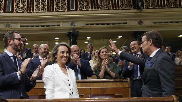 Alberto Núñez Feijóo, aplaudido por su grupo a su llegada al hemiciclo durante el Debate sobre el Estado de la Nación.