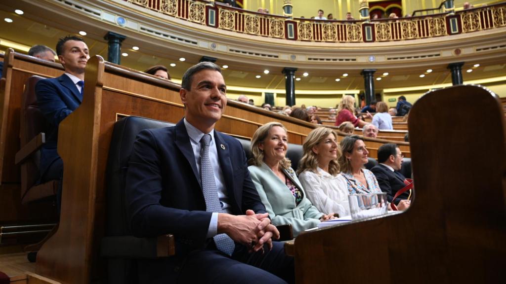 Pedro Sánchez, junto a las vicepresidentas del Gobierno, en el Congreso, este martes.