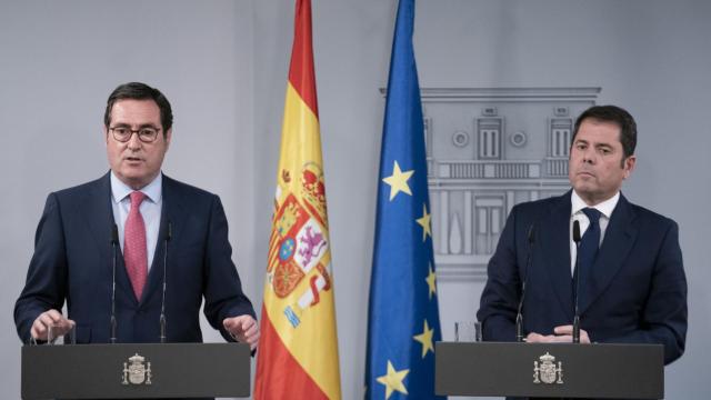 El presidente de la CEOE, Antonio Garamendi (i), y el presidente de Cepyme y vicepresidente de la CEOE, Gerardo Cuerva, intervienen en una rueda de prensa posterior a una reunión con el Gobierno en marzo de 2022.