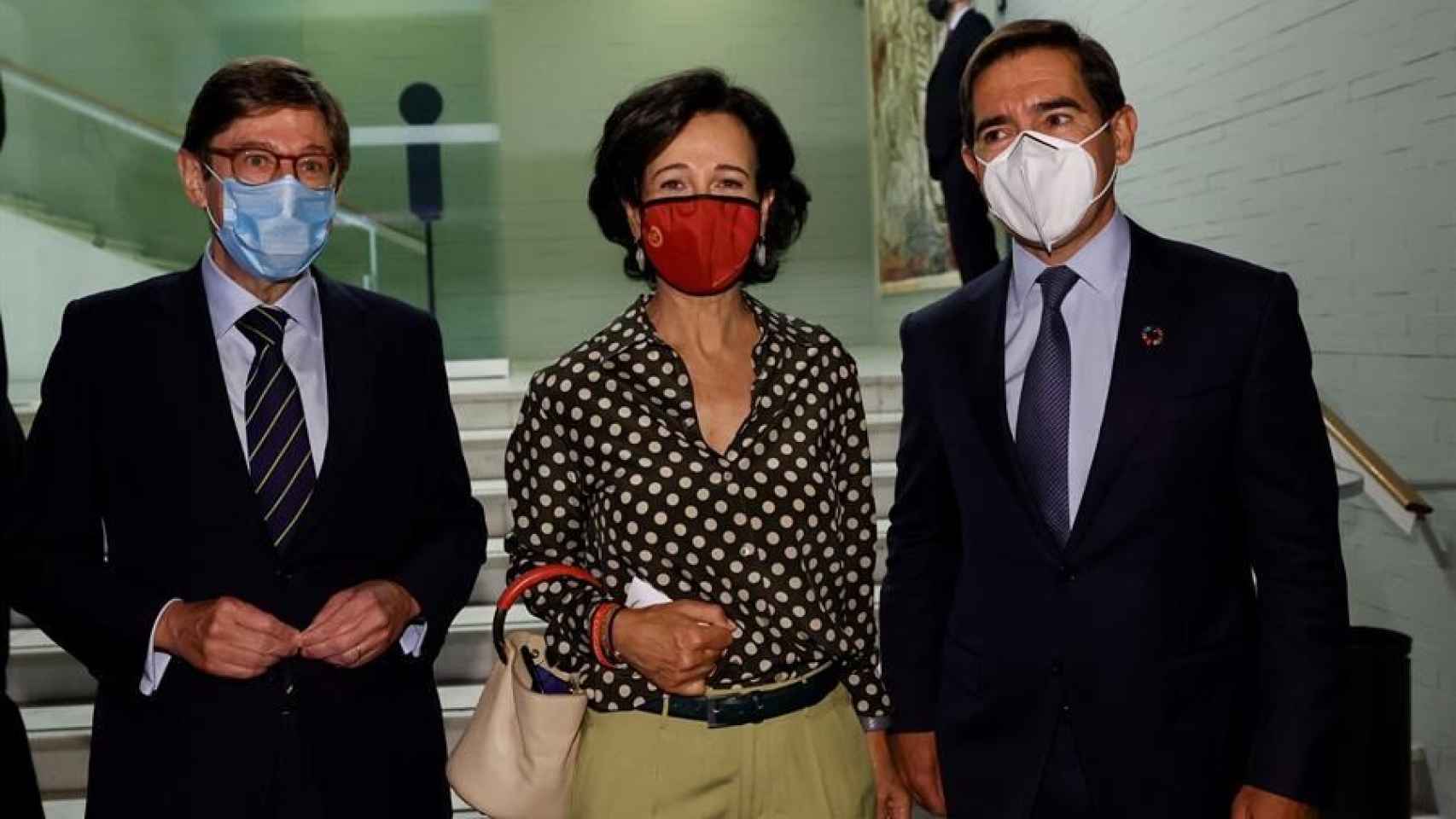 El presidente de Bankia, la presidenta del Banco Santander y el presidente de BBVA arropan a Pedro Sánchez en la Casa de América.