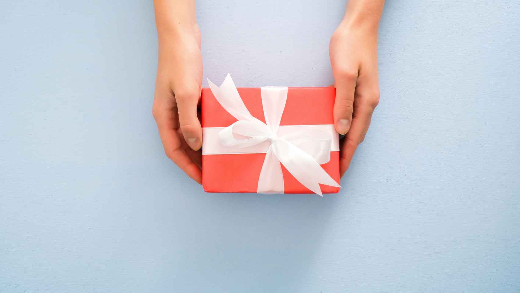 Descubre los diez regalos que te convertirán en la invitada perfecta