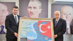 Imagen del socio de Gobierno de Erdogan, Devlet Bakhceli, donde se presentan las islas de Egeo como pertenecientes a Turquía.