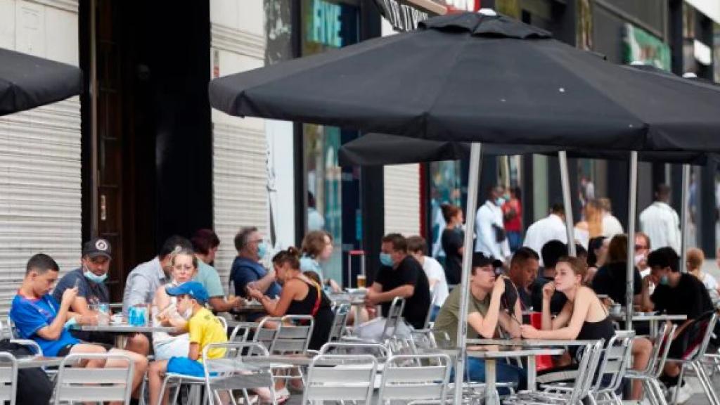 Clientes en una terraza.