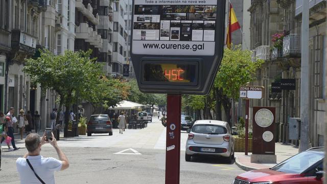 Un termómetro en Ourense en plena ola de calor.