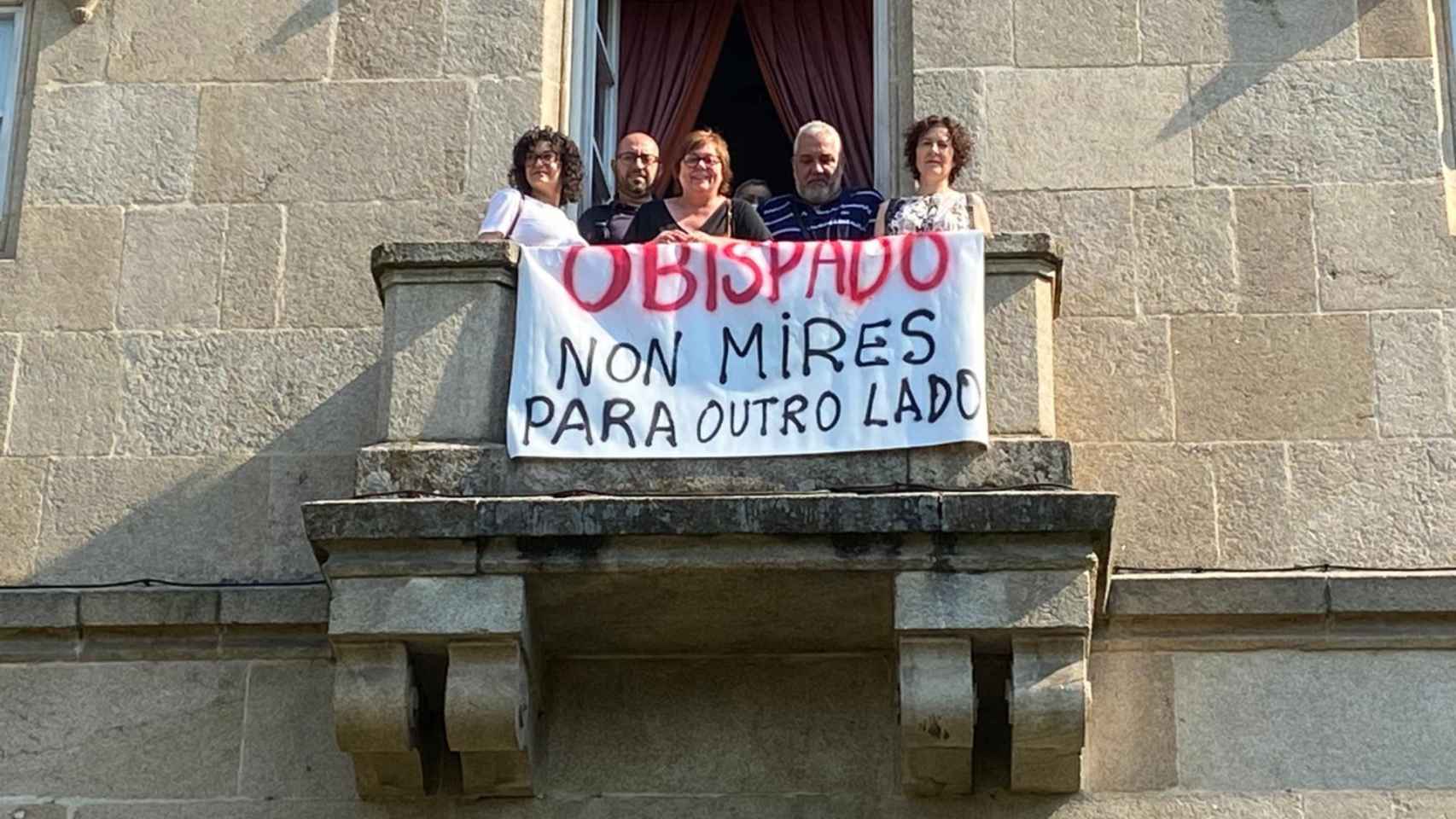 Miembros de CIG en el balcón de la sede del Obispado de Ourense.