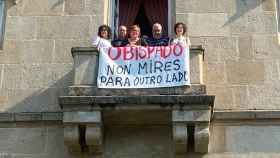 Miembros de CIG en el balcón de la sede del Obispado de Ourense.