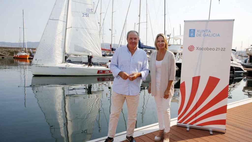 Marta Fernández-Tapias, y el presidente del Real Club Náutico de Vigo, José Antonio Portela.