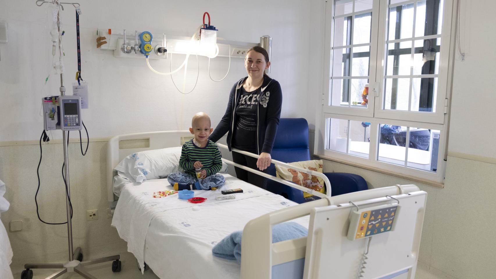 Uno de los menores, junto a su madre, en una habitación del Hospital Niño Jesús de Madrid.