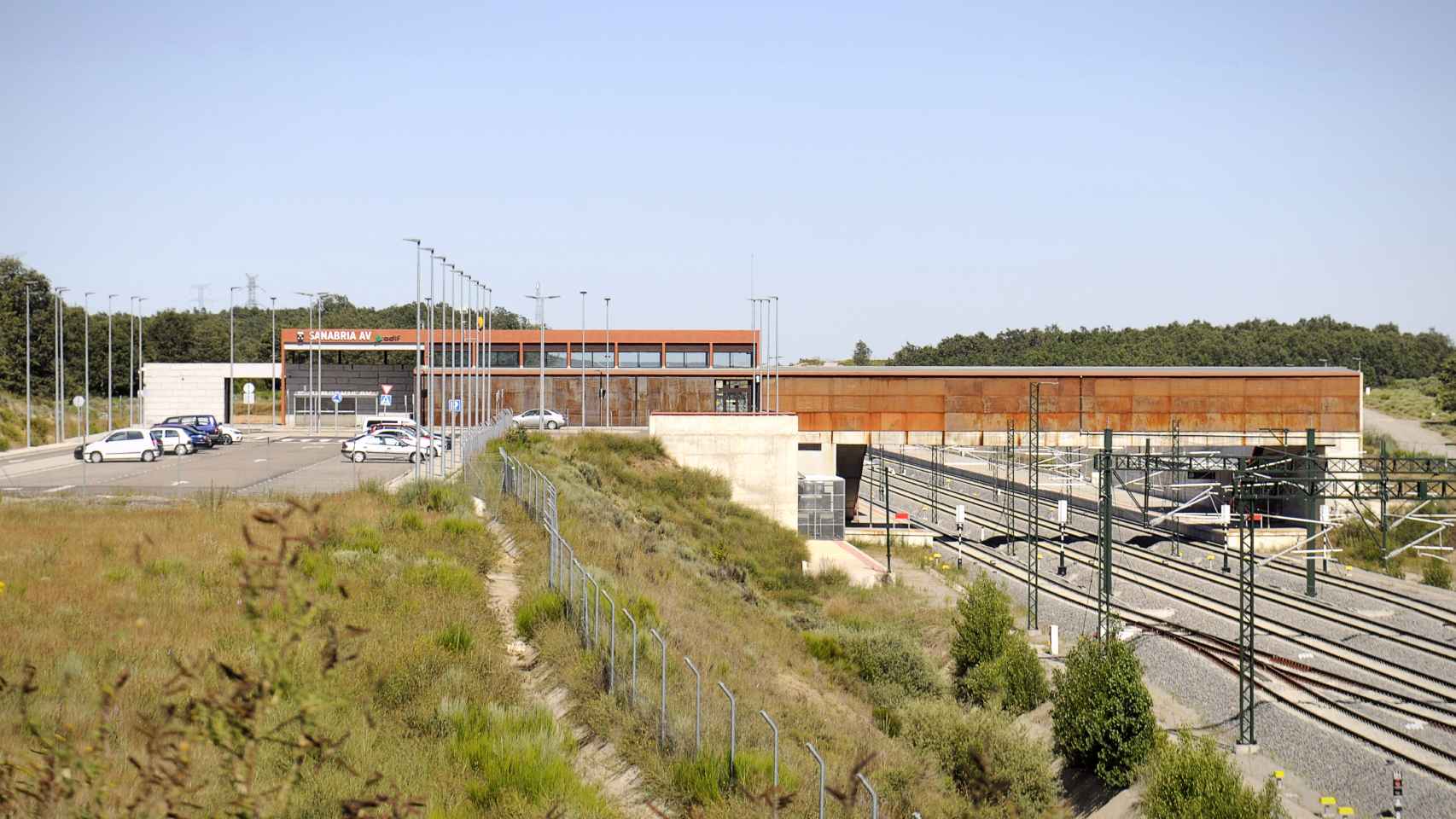 La estación Sanabria AV vista desde la carretera.