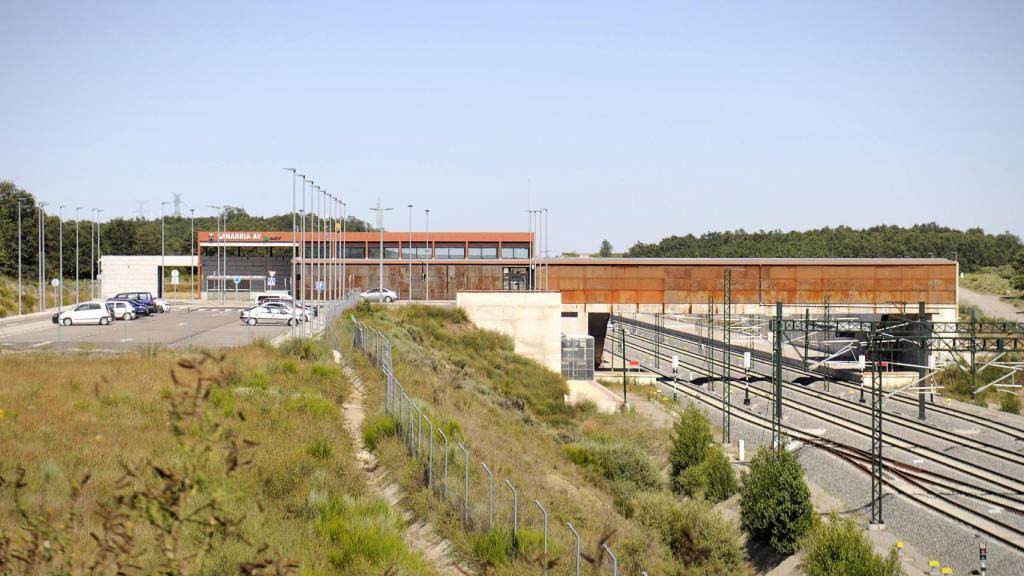 La estación Sanabria AV vista desde la carretera.
