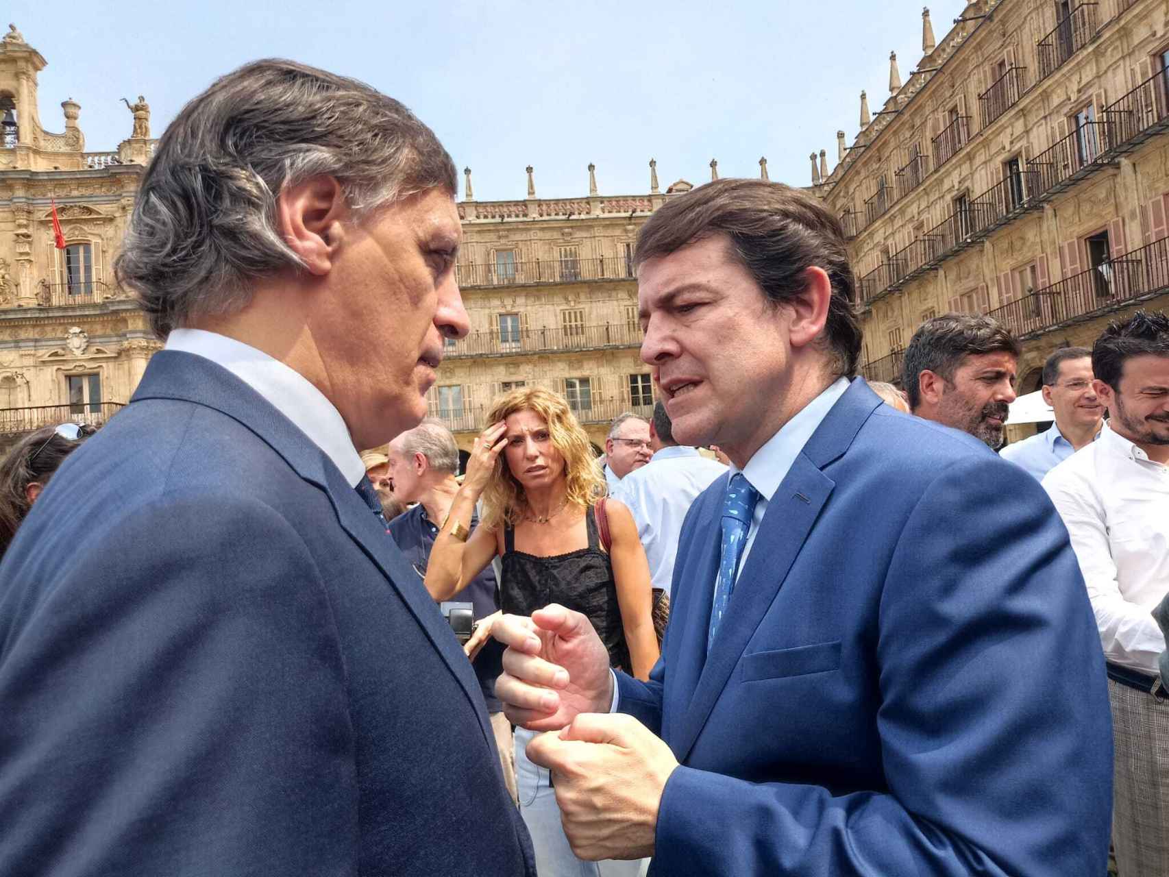 El presidente de la Junta, Alfonso Fernández Mañueco, departe con el alcalde Salamanca, Carlos García Carbayo