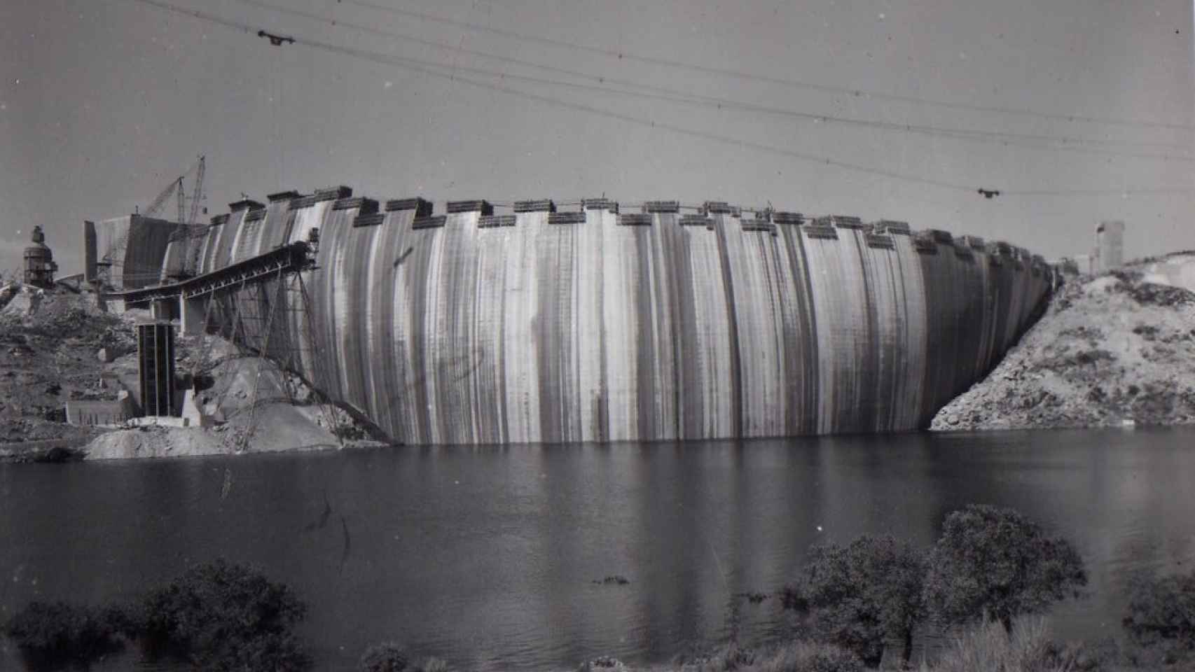 Construcción de la presa de Almendra aguas arriba./ Iberdrola