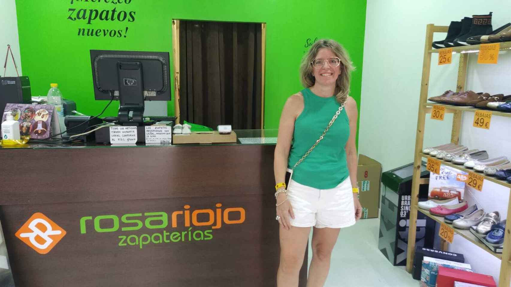 Rosa Riojo, en su zapatería de la calle Alcalá, uno de los negocios que no ha subido sus precios.