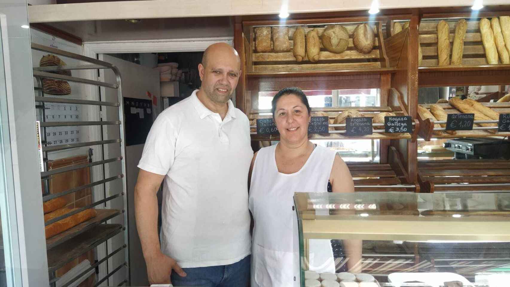 Hugo Ríos y Miriam Matiuss, un matrimonio de panaderos, en su negocio situado en Carabanchel.