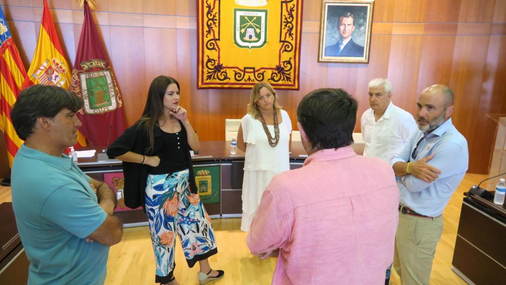 La consellera Mireia Mollà con responsables políticos y empresariales de Calpe, este miércoles.