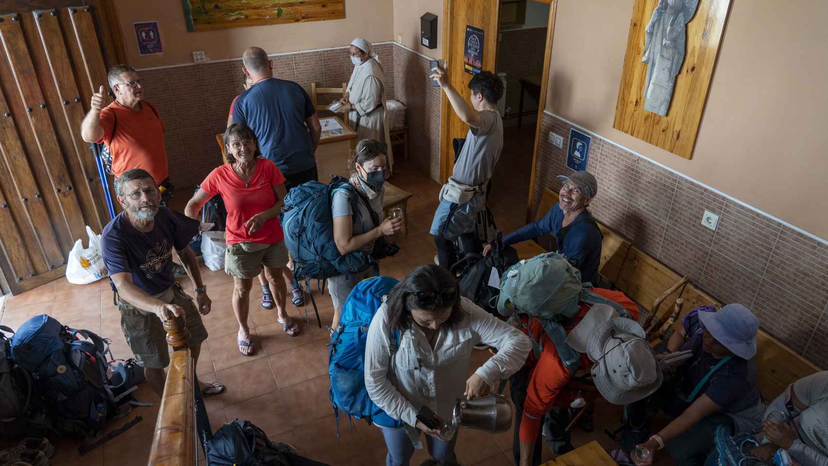 Peregrinos llegan a un albergue del Camino de Santiago en Carrión de los Condes (Palencia)