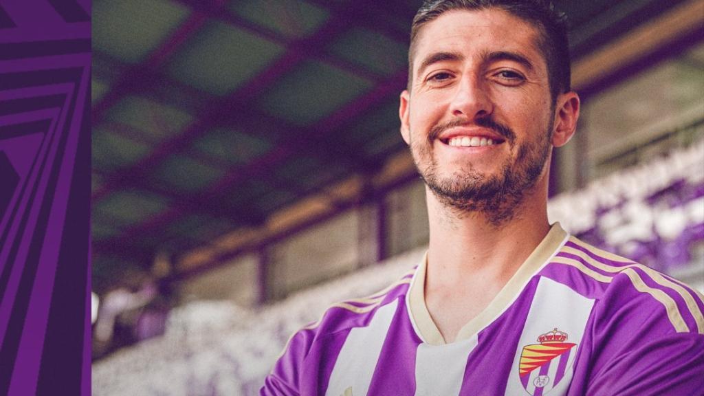 Sergio Escudero posa con la camiseta del Real Valladolid