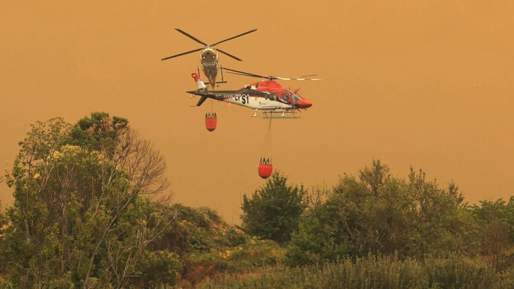 Un helicóptero interviene en un fuego de la provincia de Salamanca