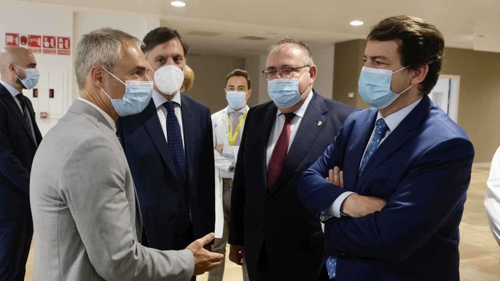 Fernández Mañueco, junto al rector, el alcalde de Salamanca y el consejero de Sanidad, en su visita al nuevo Hospital de Salamanca