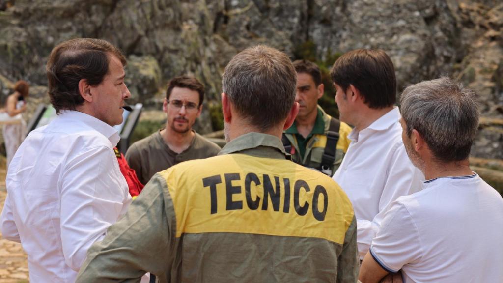 Imágenes de la visita de Mañueco al incendio forestal de Monsagro