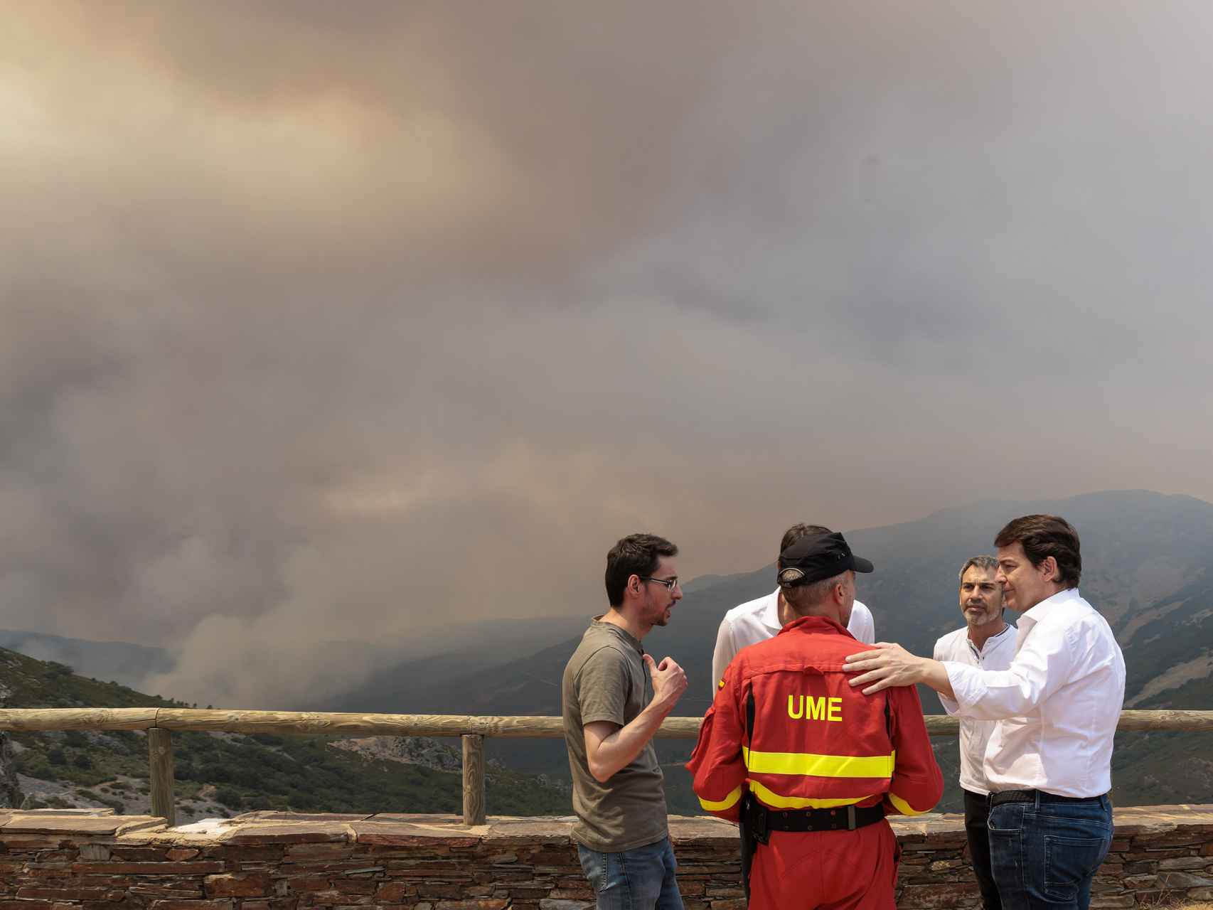 Mañueco visita las labores de extinción en el puesto de mando del incendio forestal de Monsagro