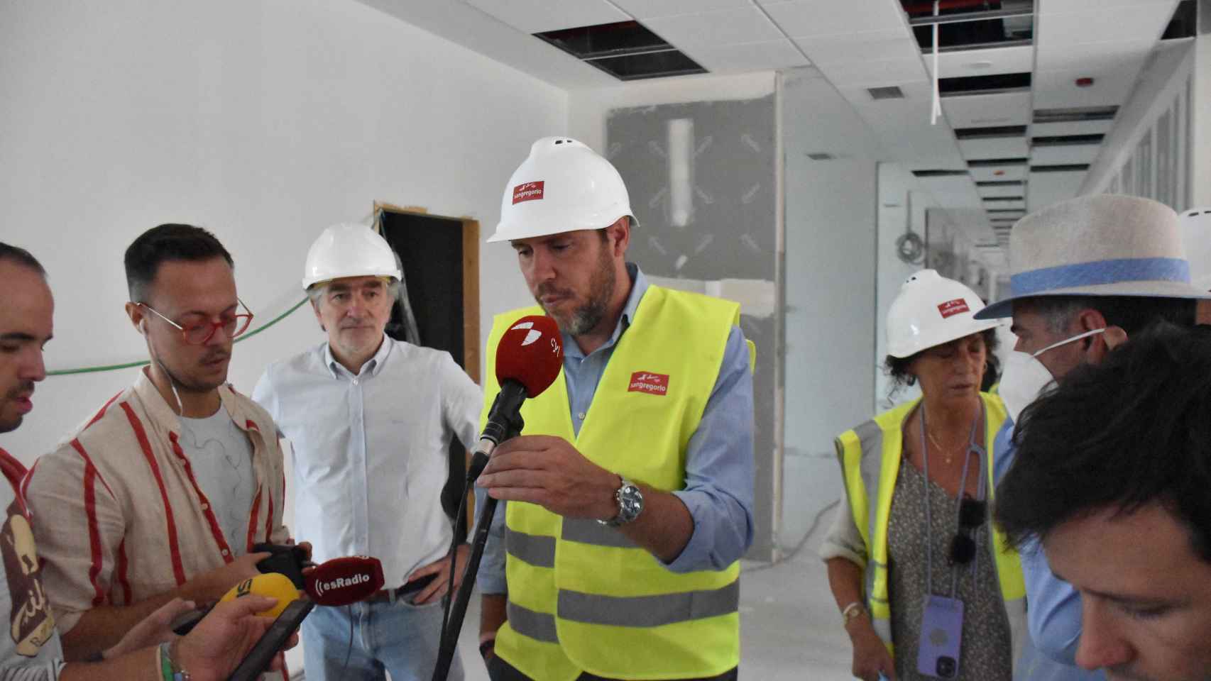 Óscar Puente en su visita al nuevo centro de mayores y biblioteca de Parquesol.