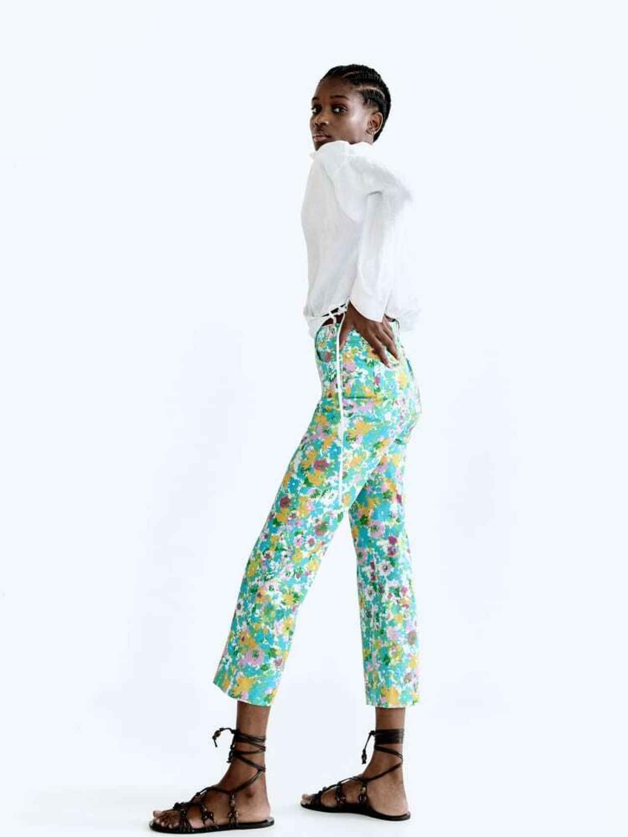 El pantalón colorido y estampado de Zara.