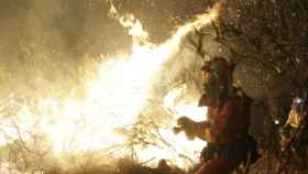 Los bomberos tratan de combatir el fuego en El Ladrillar (Cáceres).