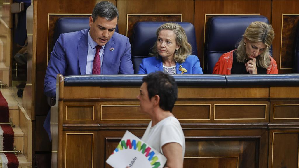 Mertxe Aizpurua, portavoz de Bildu, pasa por delante de Sánchez, Calviño y Díaz, este miércoles en el Congreso.