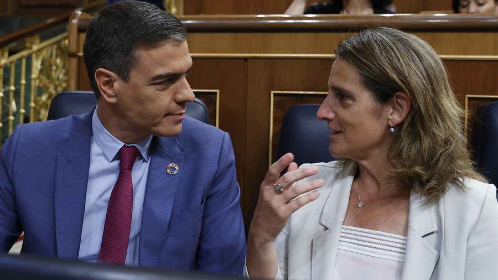 El presidente del Gobierno, Pedro Sánchez, junto a la vicepresidenta tercera, Teresa Ribera, en el Congreso.