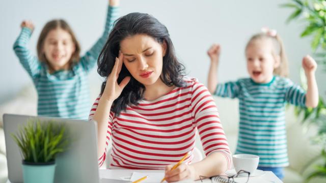 Mujer teletrabajando y cuidando