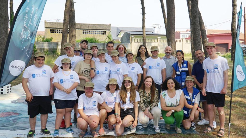 Voluntarios y miembros de Amicos en la limpieza de la playa de A Corna