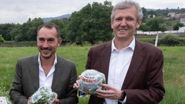 El presidente de la Xunta, Alfonso Rueda, con el alcalde de Padrón