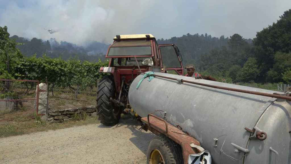 Un vehículo en los alrededores de un incendio, a 13 de julio de 2022, en Melón (Ourense).