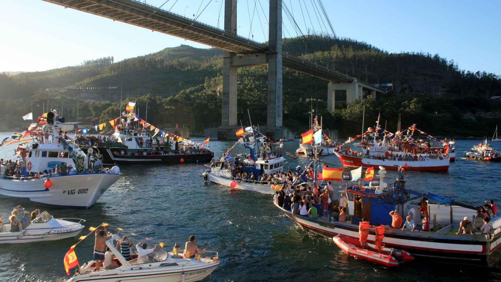 Imagen de archivo de una procesión de la Virgen del Carmen en la ría de Vigo.